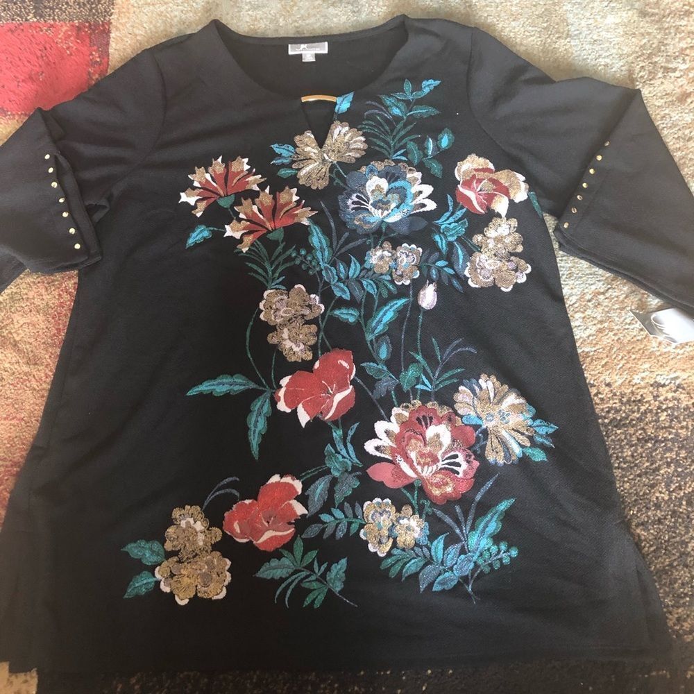 JM collection Flower Detailed Top - Picture 3 of 6
